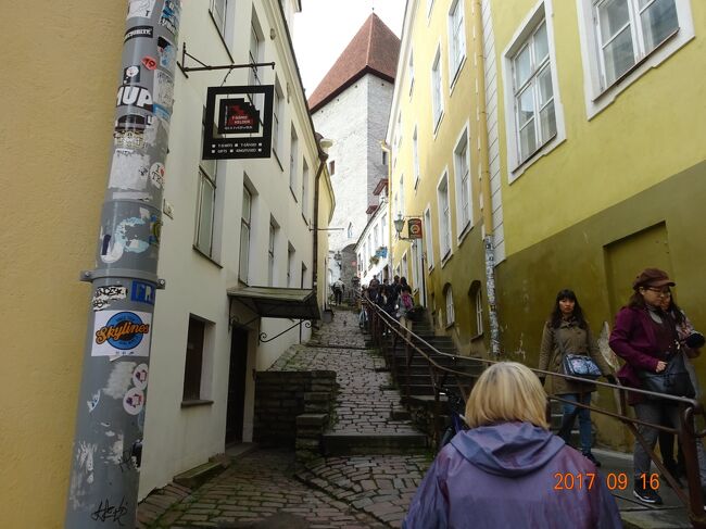 左右に連なる建物の小径を通り抜けながら進みます
