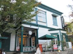 午後4時半、神戸に到着。170km、約3時間のドライブでした。神戸市に近くなると、渋滞が激しくなりました。
「北野坂」に近い駐車場に車を駐めて、「北野異人館街」を約1時間散策。

「スターバックス・コーヒー 神戸異人館店」
この建物自体が、1907年に建てられた洋館で、国の登録有形文化財です。
阪神・淡路大震災で全壊してしまい、2001年に現在の場所に建て直したとのこと。
この店で飲むコーヒーは、ひと味違うでしょうね。でも、異人館観光ができなくなるので、先を急ぎました。