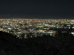 「オテル・ド・摩耶」は、摩耶山の山頂に近いところにあって、かつては「国民宿舎」だったらしいです。
立地の良さ以外に、料理も力を入れて、イタリアンシェフにレストランの料理の監修をしてもらって、ホテルの特化を図ったようです。

★さらにもう一つ、屋外に『展望ジャグジー＆サウナ』があるんです★
（写真のように）神戸の夜景を見ながら、ジャグジー浸かっていられるのは、最高です！　水着着用なので、混浴です！　冷えたら隣りにサウナがあるので、大丈夫!
屋内の大浴場は、残念ながら温泉ではありませんが、湯船に、袋に入った鉱石か何かが入れてありました。
今回の『山陰山陽5泊6日ドライブ』で、５泊中ここだけが天然温泉ではありませんでした。でも、この『夜景を見ながらの展望ジャグジー』が魅力で、大満足でした！