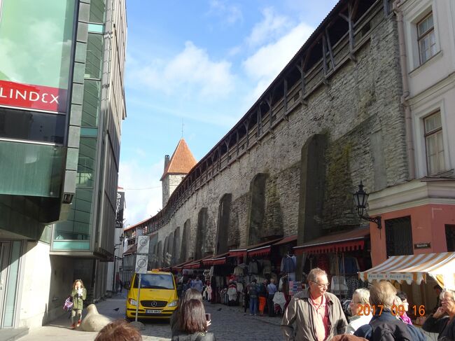 城壁に沿って散策していきます