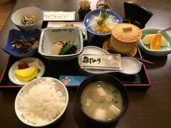 朝食は典型的な旅館の和食膳でした。
湯沢らしく山菜を使ったおかずもありました。
おかずの種類もいろいろあって楽しめました。