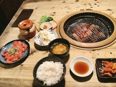 ご飯・味噌汁はおかわりOKだからビジネスマンに大人気らしい
コスパ最高なり♪

ちなみにこのお店を勧めてくれたスタッフは木金に行くと言っていた
特に3種の部位の盛合わせが安くなる木曜が人気らしい

私はいつもの様に密を避け昼前に入店　(ほぼオープンの時間帯)
1番客だったので気がつかなかったけど
12時を過ぎたら男性が続々と！しかもお一人様と言うよりグループで

そして席に着くなりタバコ。。。全席喫煙可能なんだ　あちゃー(*´-`)
という訳で、美味しくて安いけど　私は再訪ないなぁ

珍しくない？夜は喫煙可でも、ランチ時は禁煙が多い昨今なのにね



