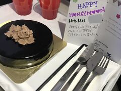 そしてチェックイン・カウンターで新婚旅行である旨を告げましたら、機内でサプライズでケーキを頂きました！これは一生に一度のことでもあるのでとても嬉しかったです！