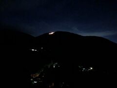 ホテルの戻り。。。
夜7:30、明星ヶ岳の頂上で、大文字焼きが始まりました。
部屋から見た大文字。