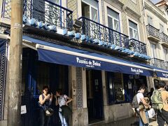 私たちの目当てはこちら。エッグタルト発祥の店と言われている有名店。意外とこぢんまりしたお店だと思っていたら・・・。