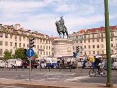 お店を出たら、きょうこそトラムに乗るためフィゲイラ広場へ。