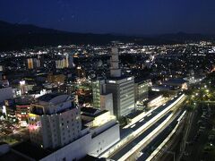 今夜の宿は、山形駅西口に直結している24階建ての高層ビル『霞城セントラル』内にあるワシントンホテル。
フロントが最上階の24階にあり、客室は専用エレベーターで下りていく。
20階の部屋からは、山形駅と市街地が見渡せる。
シャワーで汗を流し、もう一度外を眺めると、もう夜の帳が降りていた。
この後、外で軽く食事をしてから、ホテル最上階のバーへと向かった。