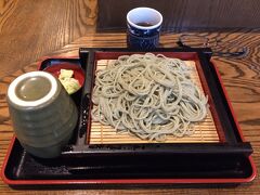 新潟県中越地方の名物といえば『へぎそば』です。
せっかく越後湯沢に来たのだから是非食べたいと思っていたのですが、店員さんから「へぎそばは2人前から注文です」と説明されて、1人前から注文できるもりそば税込648円（2017年当時）を頂きました。
へぎそばと同じそば粉に布海苔を練り込んだ手打ちそばは、この写真では分かりにくいですが翡翠色に輝いていて、当時いたく感動しました。
喉越しも大変よく美味しく頂きました。