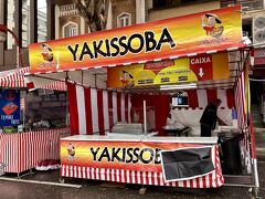 【週末の東洋人街：リベルダージ】

地球の真裏で『YAKISOBA（焼きそば）』

ただ、絵がちょっと中国っぽい...