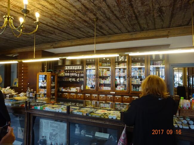 薬局の中の様子ですが、観光客も自由に中に入る事が出来ます