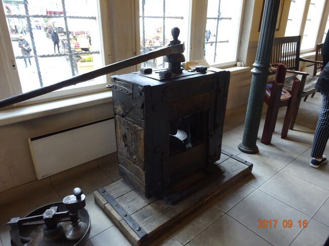 １７４９年頃からのオイルの圧搾機が展示されています
