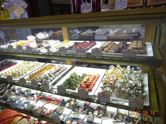 綺麗なチョコレートの販売ケースの中の様子