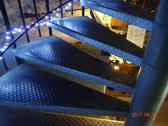 この階段を上がって城壁に上ります