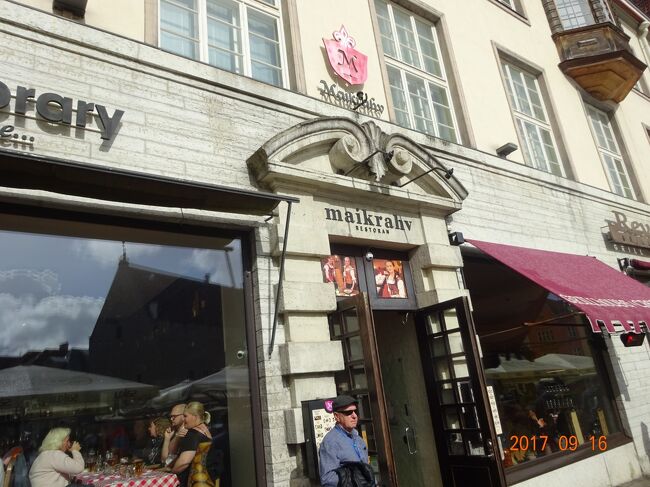 市庁舎前のレストランでランチをすることにしました