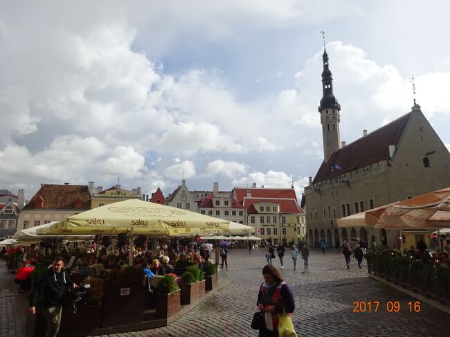 市庁舎前の広場には多くの人で賑わっています