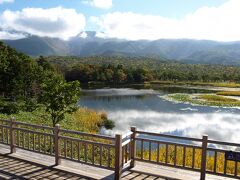 １０月１０日　３日目

知床五湖
全長約800ｍの高架木道終点辺りから、一湖湖畔を眺めることができます。向こうには知床連山が聳えています。
