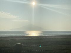 オロロラインを北上します。
うっすら利尻島の利尻富士が見えます（翌日に利尻島へ訪問しました）。
これまた超絶景！