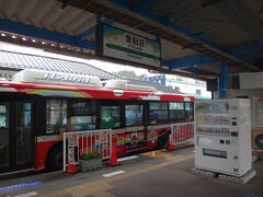 気仙沼に到着～
柳津から55km、バスの旅。
鉄道駅のホームとバス。シュールな光景だ。