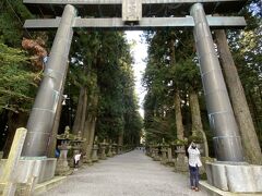 さてキャンプ場に向かうぞ!!と車を走らせていたらなんか神々しい神社を発見。
参拝していくことに。。。
富士浅間神社という所でした。