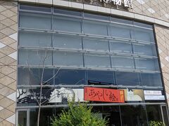大阪歴史博物館、親子連れが開館を待っていました