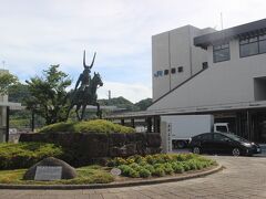 昨晩宿泊した米原からJR琵琶湖線に乗って１駅、彦根駅で下車します。
駅前には井伊直政の銅像がありました。