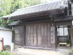 いったん、お城の外（中堀の外）の出て、「埋木舎」へ。
ここは井伊直弼が藩主になるまで過ごしていたところです。

藩主の１４男、しかも母が側室ということで彼はこの小さな屋敷だけを与えられて若いころはすごしていました。
「埋木舎」というのはこのまま世に埋もれたまま生涯をおえることを自嘲した直弼が名づけたものです。
実際、藩主の子の屋敷とは思えない小さな屋敷で、家老などは言うに及ばず、下級武士レベルの屋敷でした。