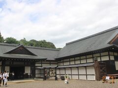 埋木舎を見た後、再度城の中に戻り、彦根城博物館へ。
かつての表御殿が復元されて博物館として使われています。