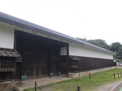 彦根城の別の出口に残っている家老屋敷の門。
現在は裁判所の塀として使われています。

