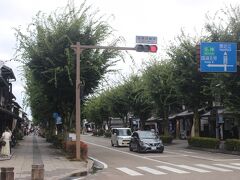 この門から出たところにかつての城下町の雰囲気の夢京橋キャッスルロード。
お土産物店や食事店が並びます。