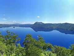 階段を上って、摩周湖ビュー。
夏でも霧が出ないで、こんなに良く見えることもあるんですね。湖面が鏡のように、木々の緑を映してます。
摩周湖は外輪山がしっかり残っていて、湖畔を歩くことはできませんが、とっても素敵な湖でした。