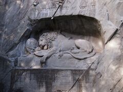 ライオン記念碑。
スイス傭兵の慰霊碑です。