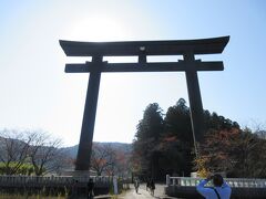 11:05　「大斎原（おおゆのはら）」
熊野本宮本社の旧社地。入り口に、かつての壮大な社地をしのばせる高さ34mの大鳥居がそびえていて、どこからも見えるシンボルになっています。