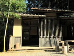 13:50　「三軒茶屋」
高野山から熊野に行く熊野古道である小辺路と、田辺市から熊野に向かう中辺路の合流地点にあたります。名前の通り、かつては三軒の茶屋があったんでしょうね。
現在は、茶屋のような綺麗な休憩所とトイレがあります。