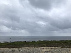 雨が降ったりやんだりするなか、まずは白保海岸を目指しました。
本来はエメラルドグリーンの海だけど、グレーでした。
冬の日本海もこんな感じでしょうか。