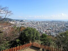 神倉山には熊野信仰の原点「神倉神社」があるわけですが、上まで登った人しか味わえないことがもう一つありました。上から眺める新宮市街地と熊野灘の眺めは素晴らしかったです。
