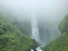 華厳の滝 観瀑台

08月12日（木）　　

目の前に現れる 華厳の滝～～♪♪
高さ97m、幅7ｍ、滝つぼの深さ4.5ｍで大迫力！！

