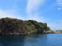 灯台を過ぎて回り込むと勝浦港です。なるほど、ちょうどいいところに風除けの大岩があり、まさに天然の良港です。