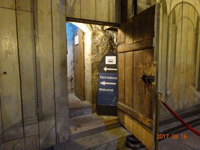 美術館を出た後でタリンの市旧庁舎の展望塔に登ってみました<br />これがタワーの入口です