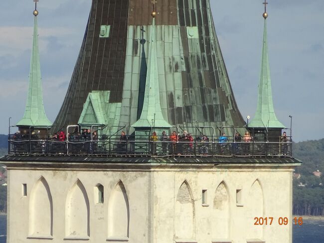 この塔の展望台に昇っている人の姿が見えます