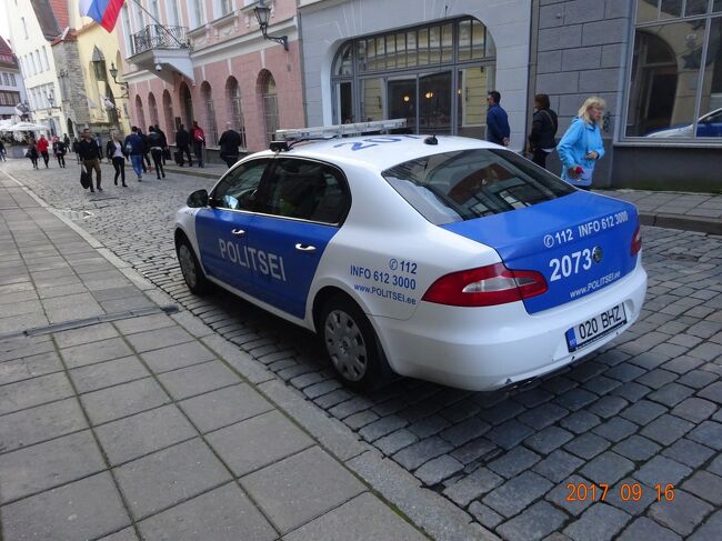 タリンの旧市街地を散策中に出会ったエストニアのパトカーです