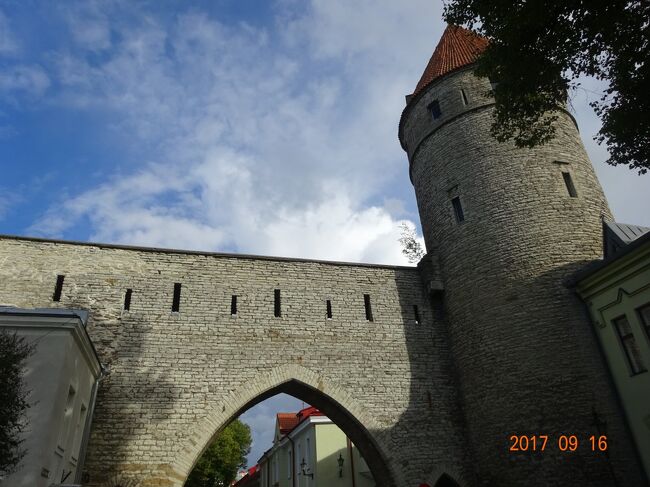 旧市内の観光を終えて城壁から外に出ます