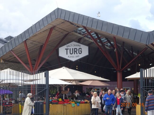 タリンの旧市街の観光後、ホテルに戻る途中でマーケットに寄ってみました
