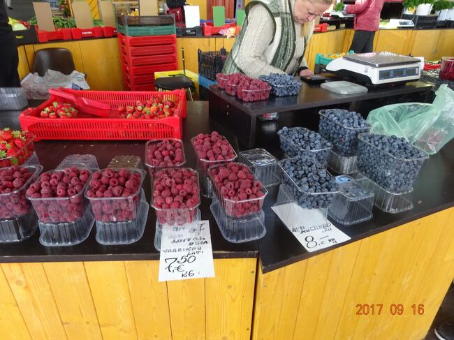 この時期、べりー類の旬とみえて一パック８ユーロです。安いですね！