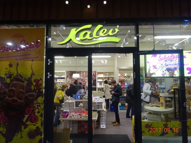 このマーケットの中にもチョコレートのカレフのお店もありましたので、覗いてみます