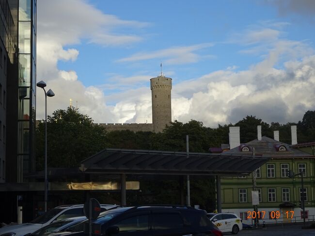 夕方５時半頃ホテルに戻りました<br />ホテルの敷地内からは先ほどまで観光した旧市街地の中のトームペア城が良く見えています