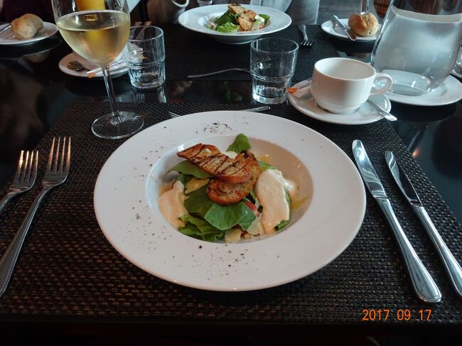 夕食はホテル内のレストランでいただきました<br />前菜のサラダ