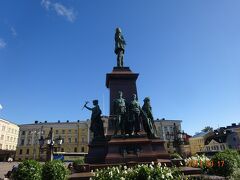 ヘルシンキ大聖堂の前に広がる元老院広場のシンボル・アレクサンダー２世像