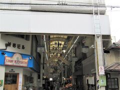 ドン突きの寺町通でアーケード街も終わります、

周辺には飲食店も多く、お薦めは「満寿形屋」、ここの鯖寿司は専門店よりも美味しいです！、うどんセットといただけば至福の一時です。

＊満寿形屋は日曜が定休日です