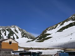 室堂に到着！
ホテル立山にチェックインを済ませ、大きな荷物を部屋に置いたら、雪の大谷を散策します。