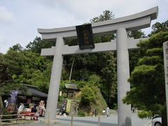 小國神社に到着しました。
無料駐車場はすぐ隣にあります。